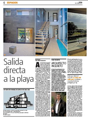 Primera pàgina del reportatge publicat en un suplement del diari La Vanguardia sobre les cases unifamiliars construïdes sobre l'antic restaurant i beach club CAPRI de Gavà Mar (28 d'octubre de 2007)